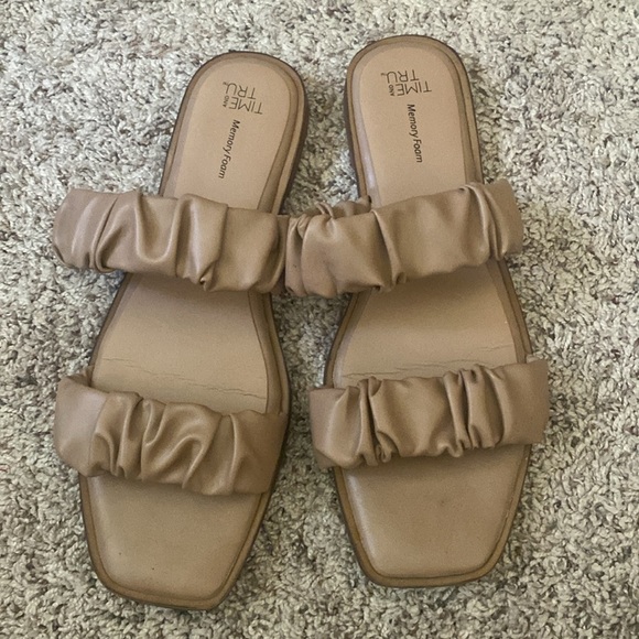 Time and Tru Women’s Ruched Strap Sandal with memory foam footbed size 9 - Picture 4 of 7